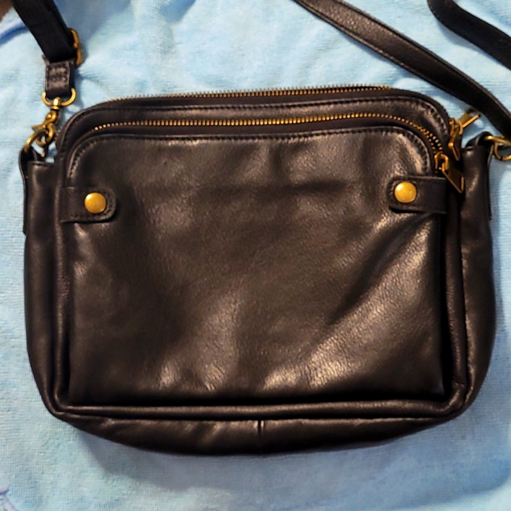 Minooy adjustable strap, soft leather, black ,purse ,great condition